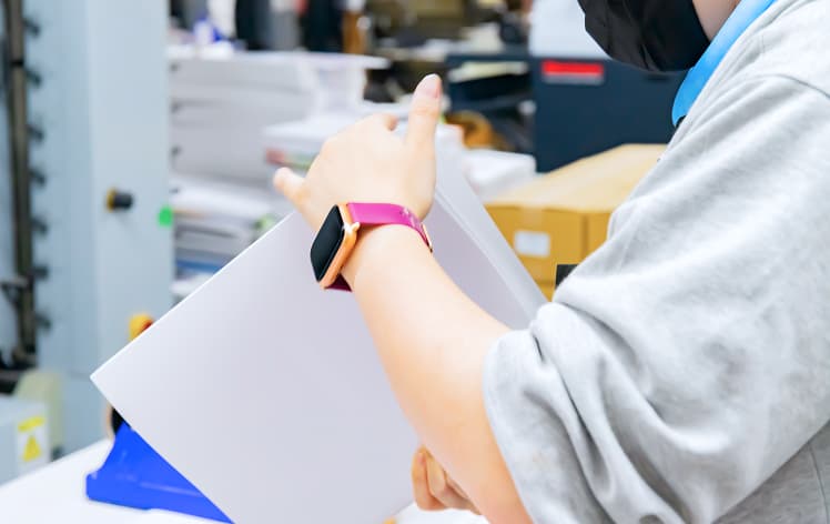 スタッフが製本や紙加工をしている画像